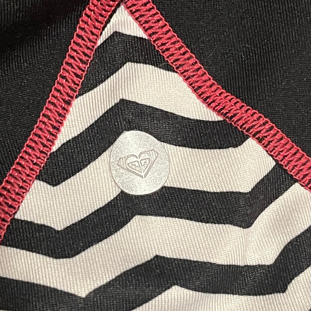 Roxy Black Leggings with Chevron Pattern and Pink Seams - Picture 4 of 4
